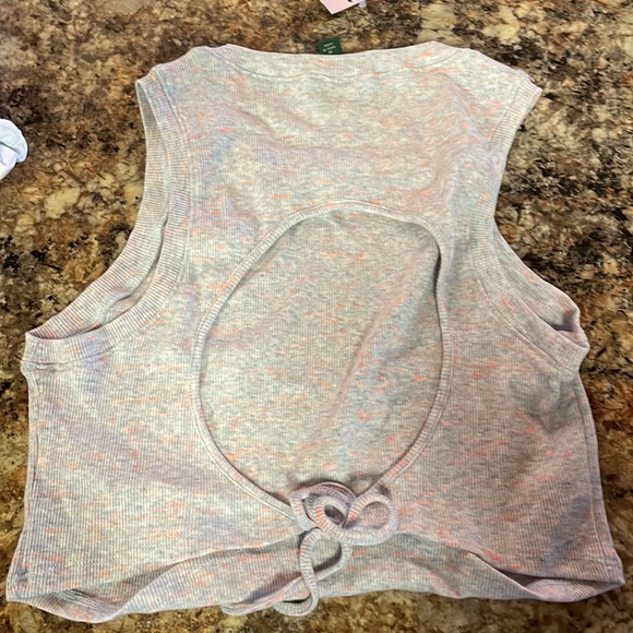 Lot of four t shirt material crop tops size medium - Picture 4 of 6